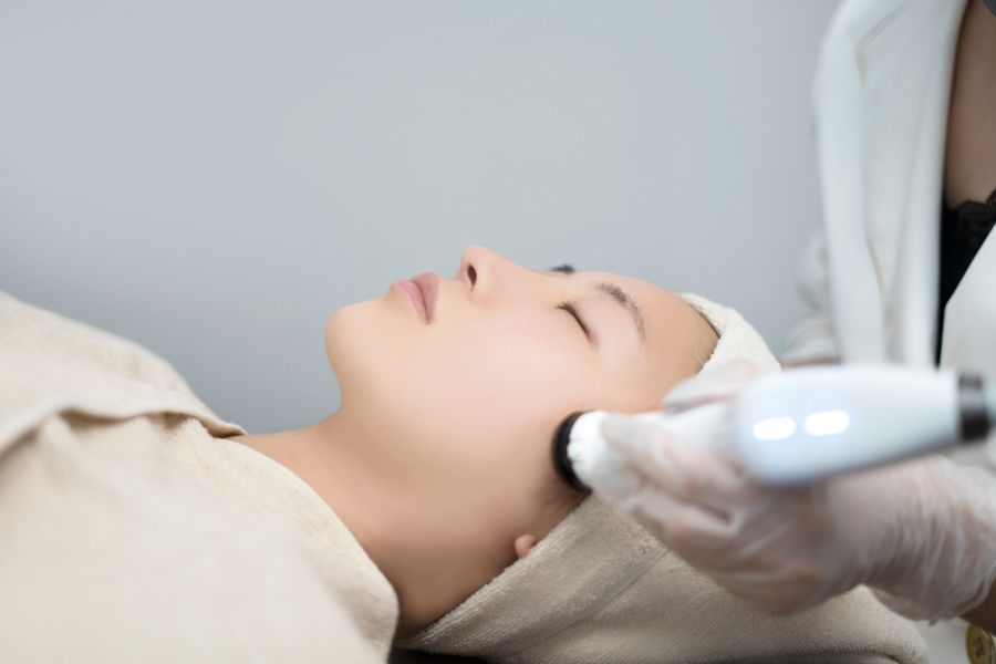 顔全体へのプラズマシャワー照射工程|フェイシャルエステ 岡谷市