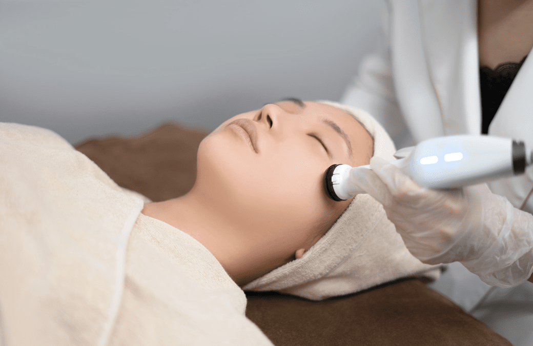 岡谷市のエステサロンのフェイシャル（プラズマ・導入）施術イメージ