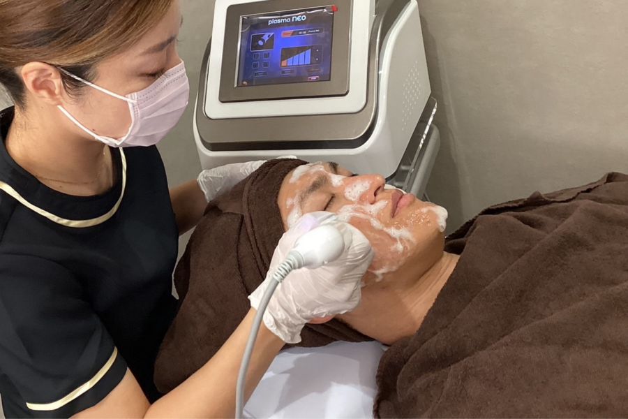 メンズエステ 岡谷市で施術を受ける男性のフェイシャルケア