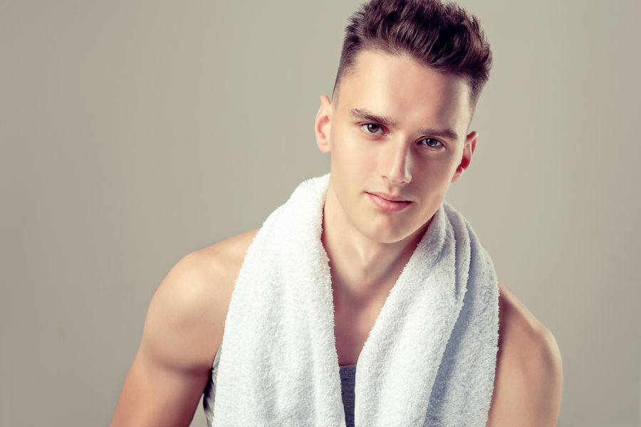 メンズエステ 岡谷市で全身のトータルケアを受ける男性の様子