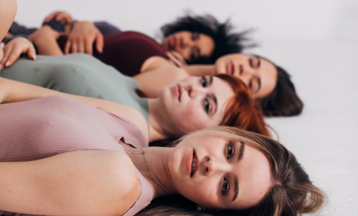 岡谷市のエステサロンで人気の次世代脱毛 NEO方式を体験する女性たち