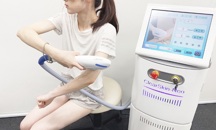 岡谷市のメンズエステでクリアスキンネオを使用した脱毛を受ける様子